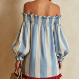Mini abito a righe blu e bianche con scollatura off-the-shoulder e orlo a contrasto