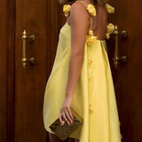 Abito mini loose con bretelle floreali chic