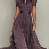 Flavia | Abito lungo viola con scollatura a chiave, bordo in pizzo di chiffon
