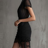Abito Mini in Chiffon Nero con Vita Plissettata e Bordo in Pizzo