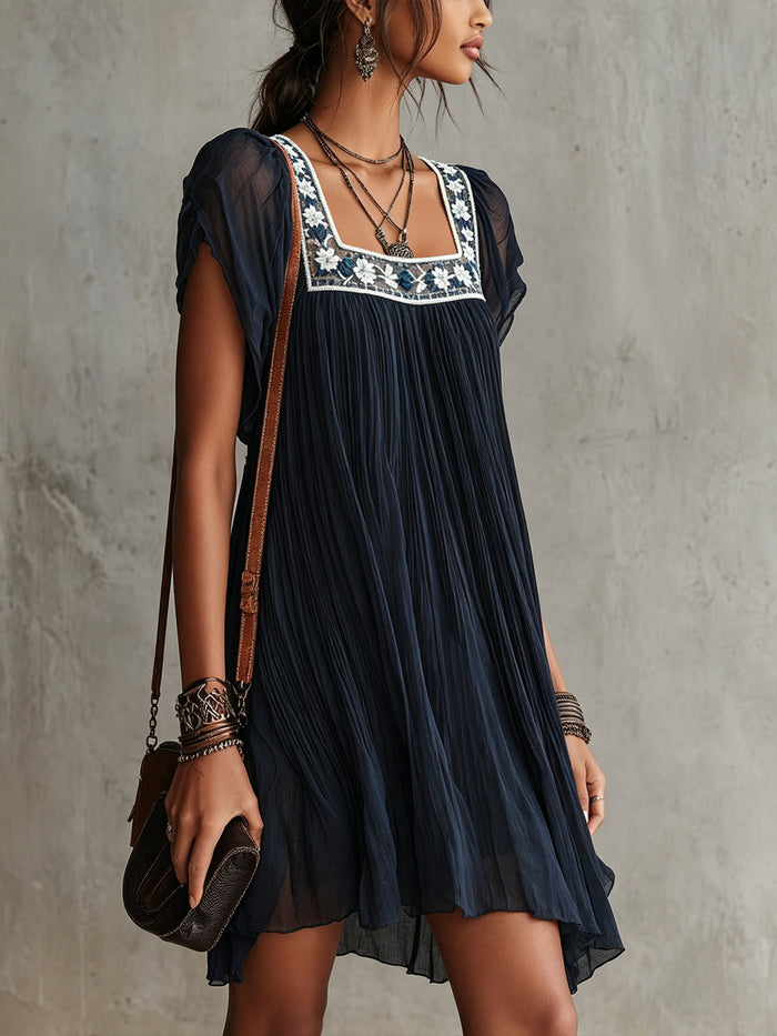 Abito Mini Plissettato in Chiffon Ricamato con Fiori Blu Navy