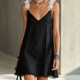 Abito mini nero con scollatura a V e spalline floreali