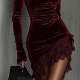 Abito Mini Fitted in Velluto Borgogna con Collo Alto e Orlo in Pizzo
