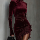 Abito Mini Fitted in Velluto Borgogna con Collo Alto e Orlo in Pizzo